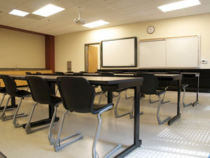 Klassenzimmer: Firmen lassen Angestellte gerne Schulbank drücken (Foto: flickr.com, McDowell -Craig)