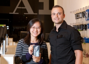 Die 31-jährige Chinesin LingJuan Kong erhält ein Gratis iPhone von A1 Shop Manager Markus Ackerl.