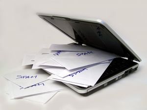 Spam-Angriff: Nach E-Mail-Datenleck zu befürchten (Foto: pixelio.de, Antje Delater)
