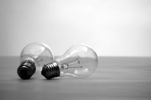 Glühbirnen: Entwickler arbeiten Ideen bei Fowndr gemeinsam aus (Foto: aboutpixel.de, T. Hoffmann) Glühbirnen: Entwickler arbeiten Ideen bei Fowndr gemeinsam aus (Foto: aboutpixel.de, T. Hoffmann)