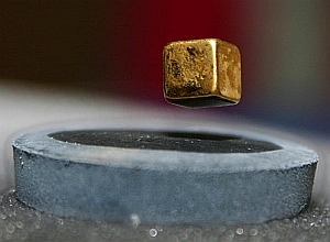 Magnet schwebt über Stickstoff-gekühltem Hochtemperatursupraleiter (Foto: Wikimedia Commons)