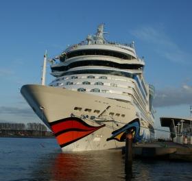 Aida-Schiff vor Anker: Allein 2010 rund 1,2 Mio. Deutsche auf Seereisen (Foto: Carl-Ernst Stahnke)