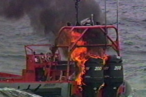 In Flammen: Dieses Boot hat ein Lasergeschütz getroffen (Foto: US Navy)