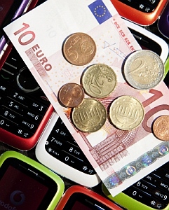 Teure Verträge: Handynutzer lassen viel Geld liegen (Foto: pixelio.de/Wanetschka)