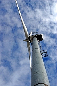 Windturbine: Betreiber erneuerbarer Energien müssen noch immer kämpfen (Foto: pixelio.de/Meister)