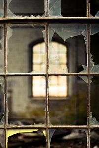 Zerbrochenes Fenster: Negativer erster Eindruck hat fatale Folgen (Foto: pixelio.de/Jadon)