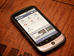 Facebook am Handy: Studenten von ständiger Verfügbarkeit abhängig (Foto: FlickrCC/Larsson)