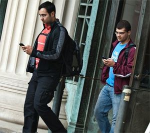 Handy in Bewegung: Sensordaten helfen Verbindungsqualität (Foto: MIT/Patrick Gillooly)
