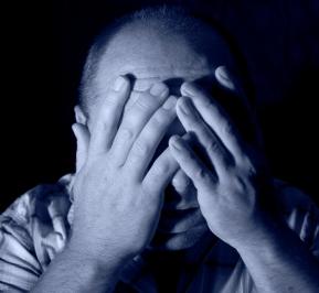 Depressiver Mann: Gefahr eines Burnouts nicht zu unterschätzen (Foto: pixelio.de, Martin Müller)