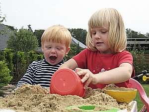 Geschwister: Reibereien gehören zur Persönlichkeitsbildung (Foto: pixelio.de/Schröder)
