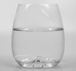 Wasserglas: Für Optimisten bleibt es halb voll (Foto: pixelio.de, wrw)
