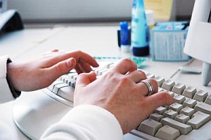 Hände auf der Tastatur: Sprache lenkt im Büro am meisten ab (Foto: pixelio.de/Meister)