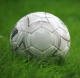Fußball: UEFA will Spielergehälter und Ablösesummen eindämmen (Foto: pixelio.de, Rainer Sturm)