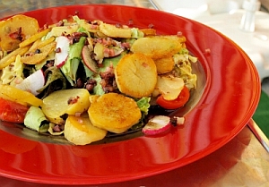 Kartoffelsalat: Wo eine Kartoffel, da auch anderes Gemüse nicht fern (Foto: pixelio.de/Lanznaster)