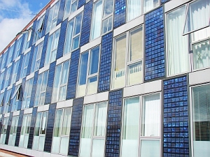 Bürohaus mit Solaranlage: Nachhaltige Strategien weiter im Vormarsch (Foto: pixelio.de/Nöhren)