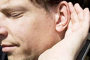 Ohr: Sorgloses Lauthören in der Jugend rächt sich später (Foto: pixelio.de/Reinkober)