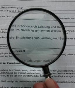 Versicherungspolizze: Vergleichen lohnt sich (Foto: pixelio.de, Thomas Siepmann)