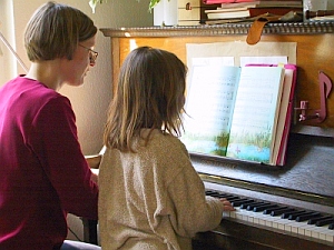 Mädchen beim Klavierüben: Musik trainiert das Gehirn für das ganze Leben (Foto: pixelio.de/Sturm)