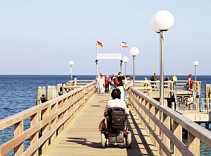 Rollstuhl in der Sonne: MS-Entstehung bleibt Rätsel (Foto: pixelio.de/Dickimatz)