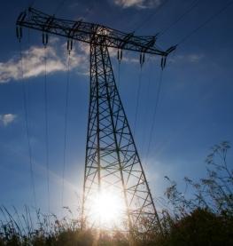 Strommast: Regenerative Energien nicht unendlich (Foto: pixelio.de, T. Rempt)