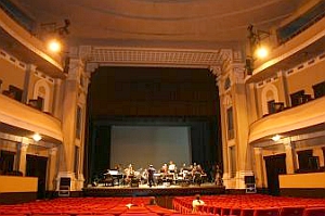 Leerer Konzertsaal: Droht, falls Neuerungen ausbleiben (Foto: pixelio/Bucurescu)