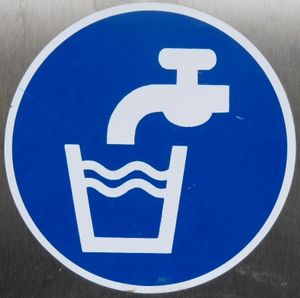 Trinkwasser: In vielen Ländern Mangelware (Foto: pixelio.de, Dieter Schütz)