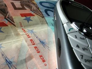 Handy und Geld: Passen nicht zusammen (Foto: aboutpixel.de, T. Kienemann)