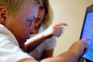 Kids vor Computer: Eltern sind Gefahren bewusst (Foto: flickr.com, Jim Sneddon)