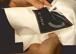 Knitterbares Darstellung: Textilien mutieren zu Displays (Foto: YouTube) Knitterbares Darstellung: Textilien mutieren zu Displays (Foto: YouTube)