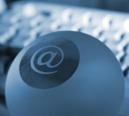Büro-E-Mails: Mitarbeiter löschen zum Stressabbau (Foto: pixelio.de, R. Sturm)