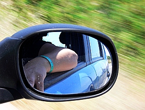 Rückspiegel: Autositzen statt Gehen rächt sich (Foto: aboutpixel.de/Stefanie)