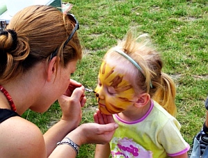 Kinderschminke: Erste Erinnerungen haben Ablaufdatum (Foto: pixelio.de/Kujawa)