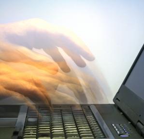 Programmiererhände: Kaum Tests wegen Termindrucks (Foto: pixelio.de, R. Sturm)