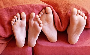 Füße im Bett: Schlafen hält schlank (Foto: pixelio.de/Hofschläger)