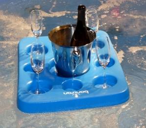 Sekt-Bad: Pool-Party bringt Ergos Image ins Wanken (Foto: pixelio.de, D. Schütz)