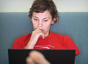 Frau mit Laptop: Social Media-Service hat Marketingeffekt (Foto: FlickrCC/Valli)