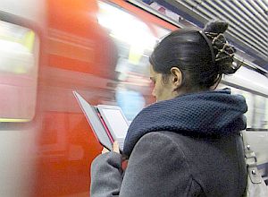 Frau mit Kindle: Digital ist Regel bei US-Versandbüchern (Foto: FlickrCC/Mole)
