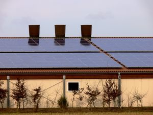 Solardach: Akkus für günstiges Speichern (Foto: aboutpixel.de, Werner Linnemann)