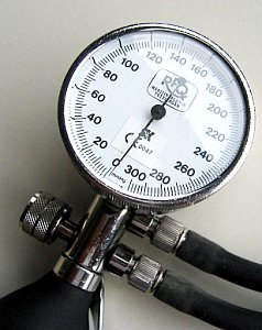 Blutdruck-Messgerät: Verlorener Kampf gegen Hypertonie (Foto: pixelio.de/Sturm)