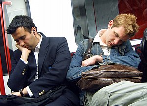 Schlafende Pendler: Langer Arbeitsweg hat seinen Preis (Foto: FlickrCC/Mole)