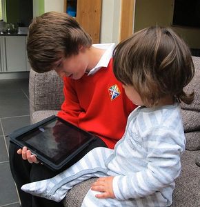iPad-Nutzung: Selten kinderleicht (Foto: Flickr, Tony McNeill/cc by-sa 2.0)