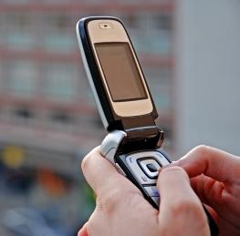SMS-Schreiben: Wissen über Nutzungsverhalten wichtig (Foto: pixelio.de, Meister)