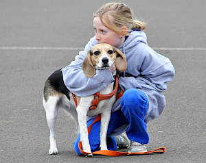 Mädchen mit Hund: Große Hilfe bei Autismus (Foto: FlickrCC/Rowling)