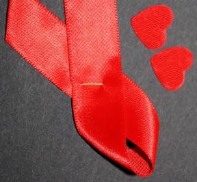 AIDS-Schleife: Internationale Eindämmung hat Priorität (pixelio.de, rike) AIDS-Schleife: Internationale Eindämmung hat Priorität (pixelio.de, rike)