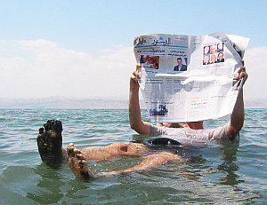 Zeitungsleser: Klimawandel-Medienagenda noch nicht global (Foto: FlickrCC/Lim)