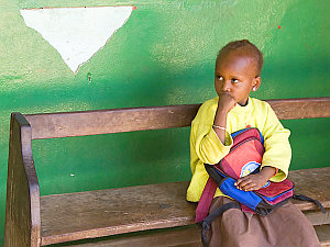 Mädchen auf Schulbank: Geschwister folgen dem Beispiel (Foto: FlirckrCC/Rimsa)