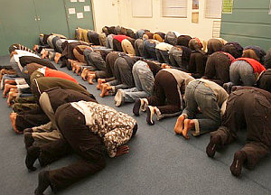 Muslime beim Gebet: Glaube kann bei anderen Angst auslösen (Foto: Flickr/Larsen)