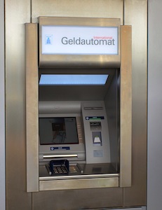 Geldautomat: Soll Kreditwürdigkeit hören (Foto: pixelio.de, Viktor Mildenberger)