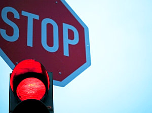 Rote Ampel und Stop-Schild: Warnfarbe der Evolution (Foto: pixelio.de/Sturm)