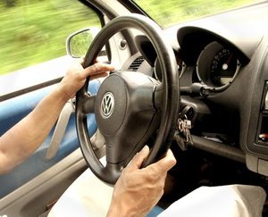 Lenkrad: Vibration hilft der Navigation (Foto: pixelio.de, Helene Souza)
